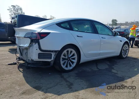 2021 Tesla Model 3 Standard Range Plus Rear-Wheel Drive z USA, uszkodzony, nr VIN 5YJ3E1EA5MF098570